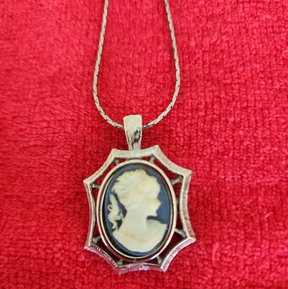 Cameo Neckace Vintage